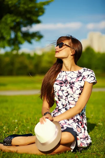 Engraçado elegante sexy sorrindo bonito sol banhado modelo jovem mulher no verão brilhante hipster pano no parque — Fotografia de Stock