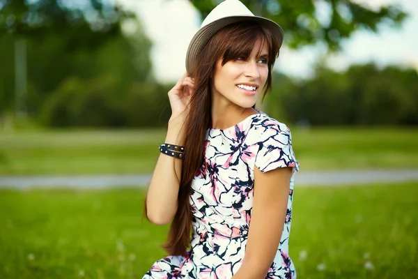 Divertente elegante sexy sorridente bella sunbathed giovane donna modello in estate panno hipster luminoso nel parco — Foto Stock