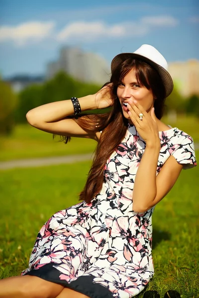 Rolig snygga sexiga leende vackra solat ung kvinna modell i sommar ljusa hipster trasa i parken — Stockfoto