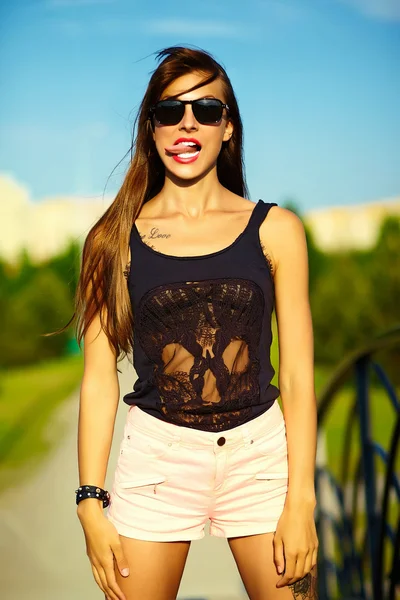 공원에서 여름 밝은 hipster 옷감에 젊은 여자 모델 일광욕 재미 세련 된 섹시 한 미소 아름 다운 — 스톡 사진