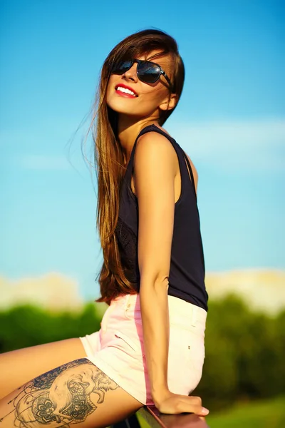 Rolig snygga sexiga leende vackra solat ung kvinna modell i sommar ljusa hipster trasa i parken — Stockfoto