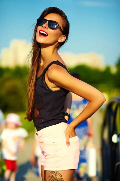 Rolig snygga sexiga leende vackra solat ung kvinna modell i sommar ljusa hipster trasa i parken — Stockfoto