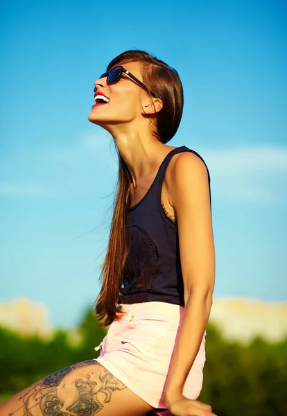 Engraçado elegante sexy sorrindo bonito sol banhado modelo jovem mulher no verão brilhante hipster pano no parque — Fotografia de Stock