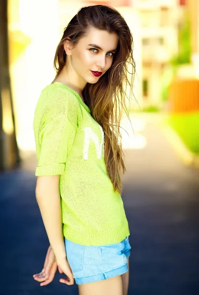 Divertido elegante sexy sonriente hermosa mujer modelo en verano brillante hipster vestido de tela en la calle —  Fotos de Stock