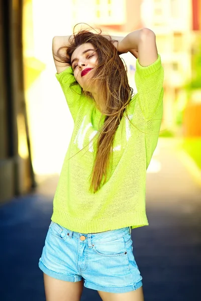 Engraçado elegante sexy sorrindo bela jovem modelo no verão brilhante hipster pano vestido na rua — Fotografia de Stock