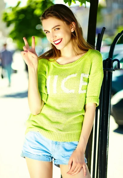 Divertido elegante sexy sonriente hermosa mujer modelo en verano brillante hipster vestido de tela en la calle — Foto de Stock