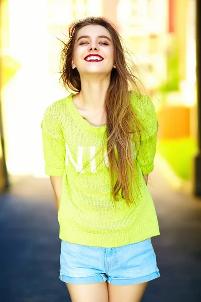 Divertido elegante sexy sonriente hermosa mujer modelo en verano brillante hipster vestido de tela en la calle — Foto de Stock