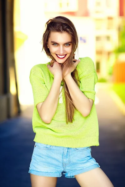 Divertido elegante sexy sonriente hermosa mujer modelo en verano brillante hipster vestido de tela en la calle —  Fotos de Stock