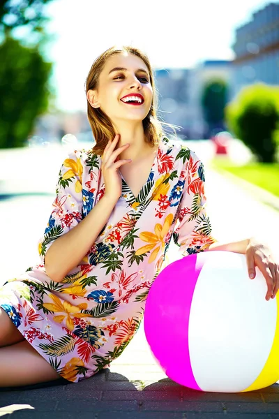 Zabawny stylowe seksowny uśmiechający się piękna młoda kobieta model w lato hipster jasne tkaniny sukienka na ulicy — Zdjęcie stockowe