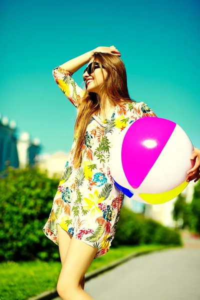 Divertido elegante sexy sonriente hermosa mujer modelo en verano brillante hipster vestido de tela en la calle — Foto de Stock