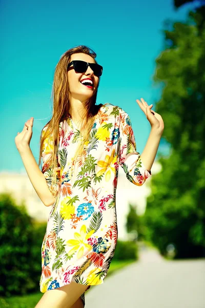 Divertido elegante sexy sonriente hermosa mujer modelo en verano brillante hipster vestido de tela en la calle —  Fotos de Stock