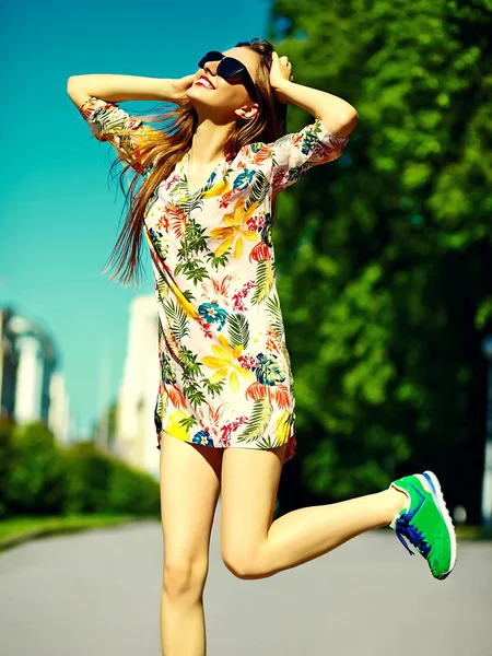 Zabawny stylowe seksowny uśmiechający się piękna młoda kobieta model w lato hipster jasne tkaniny sukienka na ulicy — Zdjęcie stockowe