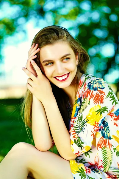 Смешная стильная сексуальная улыбающаяся красивая молодая женщина модель летом яркое хипстерское платье ткани на улице — стоковое фото