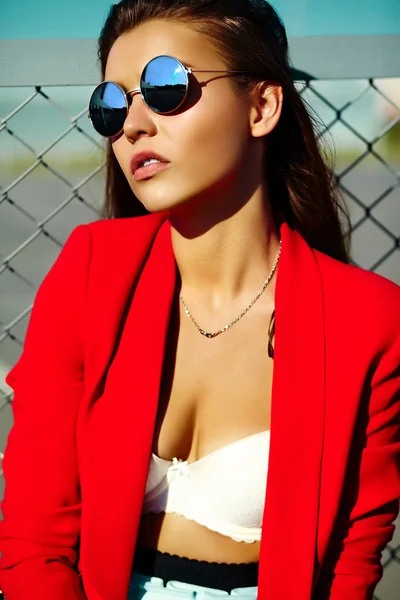 Divertido glamour loco elegante sexy sonriente hermosa modelo de mujer joven en brillante hipster paño informal de verano rojo en la calle detrás del cielo azul —  Fotos de Stock