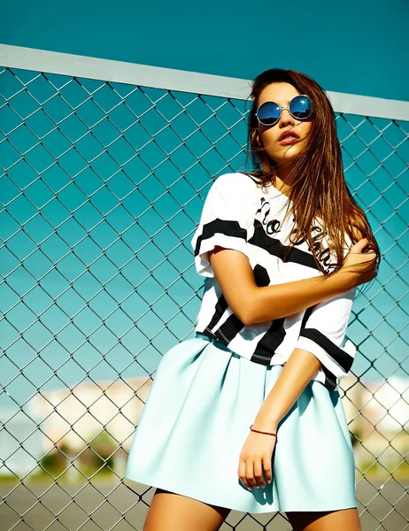 Funny crazy glamor stylish sexy smiling beautiful young woman model in  bright hipster summer casual cloth  in the street behind blue sky — Stock fotografie