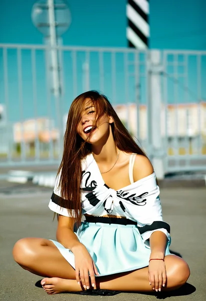 Divertido glamour loco elegante sexy sonriente hermosa mujer modelo en brillante hipster verano casual tela en la calle detrás del cielo azul —  Fotos de Stock