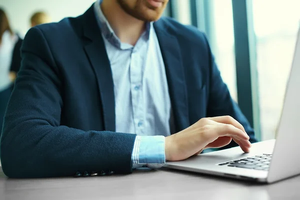 Giovane che lavora con il computer portatile, le mani dell'uomo sul computer portatile, uomo d'affari sul posto di lavoro — Foto Stock