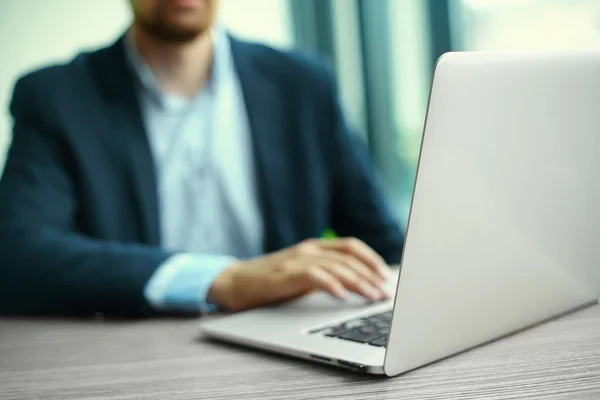 Anak muda yang bekerja dengan laptop, tangan manusia pada komputer notebook, orang bisnis di tempat kerja — Stok Foto