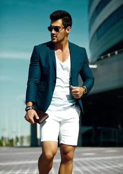 Retrato de moda de hombre de negocios sexy joven modelo guapo en traje de tela casual en gafas de sol en la calle —  Fotos de Stock