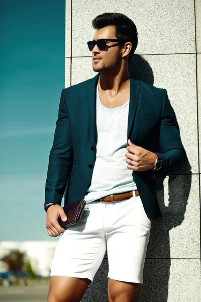 Retrato de moda de hombre de negocios sexy joven modelo guapo en traje de tela casual en gafas de sol en la calle — Foto de Stock