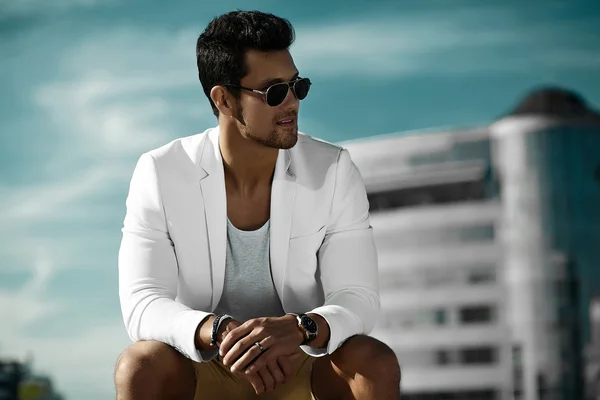 Retrato de moda de hombre de negocios sexy joven modelo guapo en traje de tela casual en gafas de sol en la calle — Foto de Stock