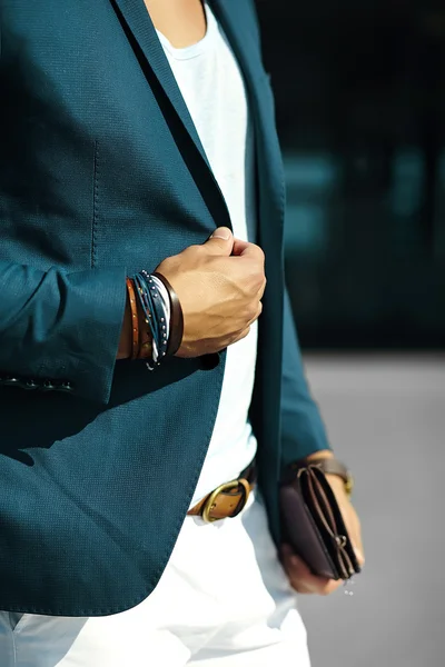 Portrait de mode de jeune homme d'affaires bel homme modèle en costume de tissu décontracté avec accessoires sur les mains — Photo