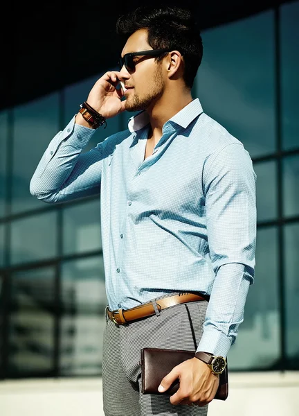 Fiatal szexi üzletember csinos modell férfi napszemüveg az utcán alkalmi ruha öltöny divat-portré — Stock Fotó