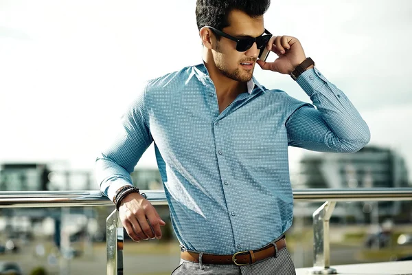 Retrato de moda de hombre de negocios sexy joven modelo guapo en traje de tela casual en gafas de sol en la calle — Foto de Stock