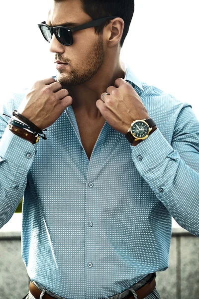 Güneş gözlüğü sokakta sıradan bez elbiseli genç seksi gülümseyen iş adamı yakışıklı modeli erkek moda portre