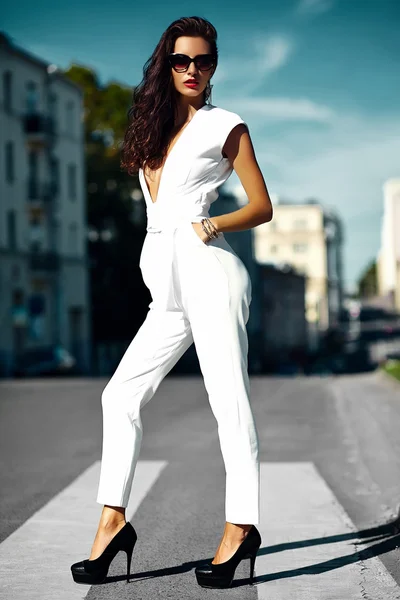 Het sexig vacker modell flicka i vit kostym i solglasögon på gatan — Stockfoto