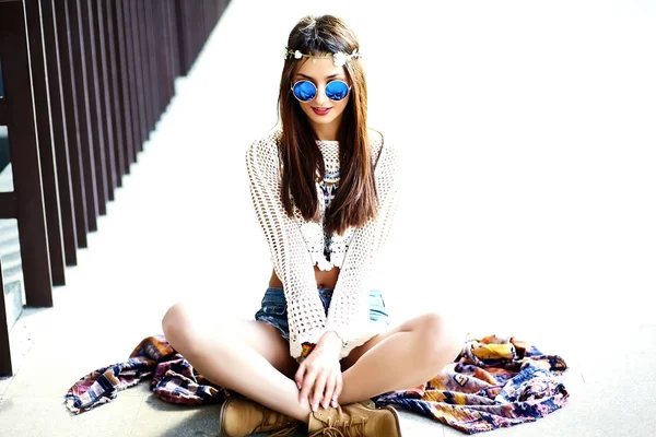 Смешная стильная сексуальная улыбающаяся красивая молодая хиппи модель летом белая свежая хипстерская одежда сидящая на улице — стоковое фото