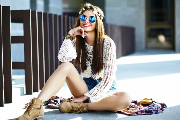 Komik şık seksi gülümseyen güzel genç hippi kadın modeli sokakta oturan yaz beyaz taze hipster giysileri — Stok fotoğraf