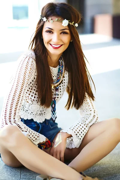 Grappige stijlvolle sexy lachende mooie jonge hippie vrouw model in zomer witte verse hipster kleren zitten in de straat — Stockfoto