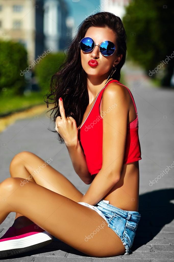 Hot sexy sunbathed model girl in casual bright summer cloth Stock Photo by  ©alexhalay 80192222