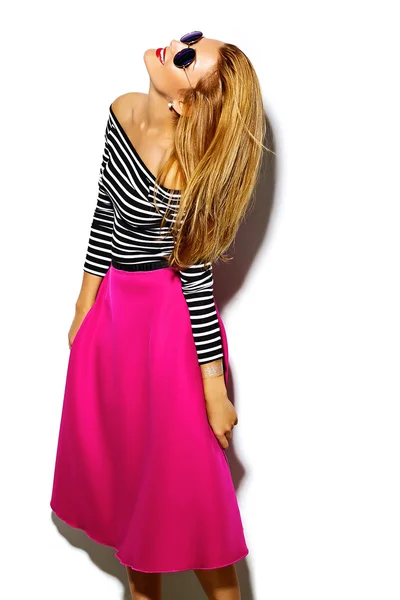 Engraçado louco glamour elegante sexy sorrindo bela loira jovem modelo em roupas hipster rosa no estúdio — Fotografia de Stock