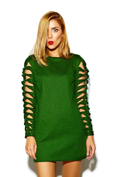 Grappige gek glamour stijlvolle sexy lachende mooie blonde jonge vrouw model in groene hipster kleren in studio — Stockfoto