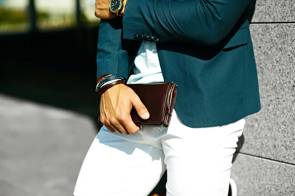Retrato de moda de hombre de negocios joven modelo guapo en traje de tela casual con accesorios en las manos —  Fotos de Stock