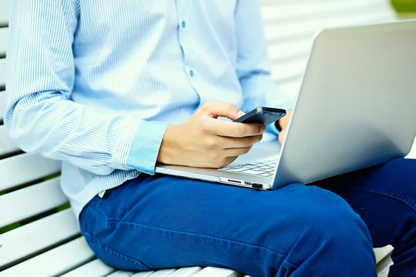 Anak muda yang bekerja dengan laptop, tangan pria di komputer notebook, orang bisnis dengan pakaian santai di jalan — Stok Foto