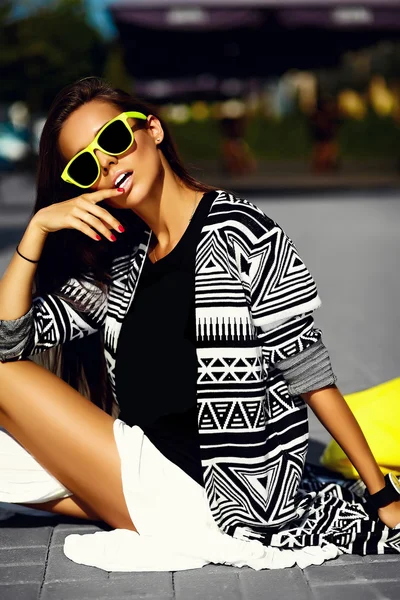 Moda divertido glamour elegante sexy sonriente hermosa modelo de mujer joven en ropa de verano hipster sentado en la calle con compras bolsa de color amarillo brillante — Foto de Stock