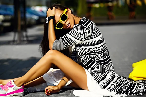 Moda glamour engraçado elegante sexy sorrindo bela jovem modelo em roupas de verão hipster sentado na rua com compras saco amarelo brilhante — Fotografia de Stock