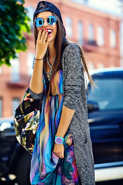 Мода смешно гламур стильный сексуальный улыбаясь красивая молодая женщина модель в хипстерской летней одежде на улице с сумкой — стоковое фото
