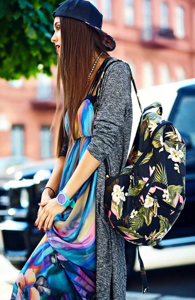 Mode lustig Glamour stilvoll sexy lächelnd schöne junge Frau Modell in Hipster-Sommerkleidung auf der Straße mit Tasche — Stockfoto