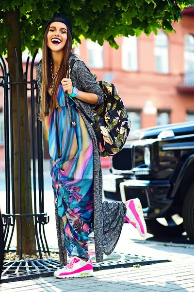 Fashion funny  glamor stylish sexy smiling  beautiful  young woman model in hipster summer clothes  in the street with bag — Stock Photo, Image