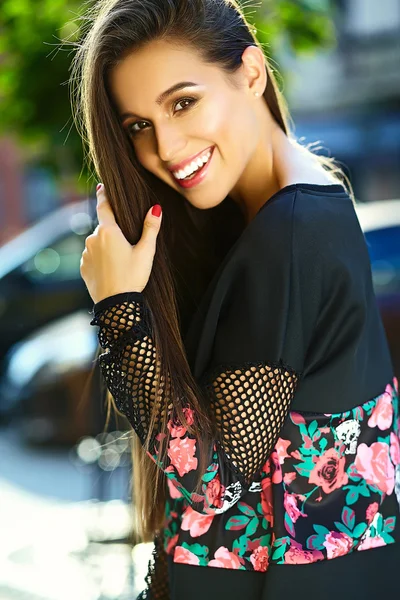 Moda divertido glamour elegante sexy sonriente hermosa mujer modelo en negro hipster ropa de verano en la calle — Foto de Stock