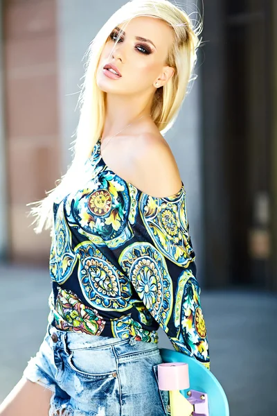 Висока мода look.glamor стильний сексуальний красивий молодий блондинка модель дівчина влітку яскравий випадковий одяг хіпстера зі скейтбордом на вулиці — стокове фото