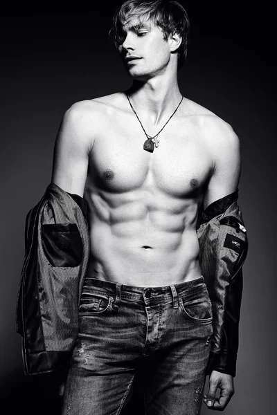 Young handsome muscled fit male model man posing in studio showing his abdominal muscles — 스톡 사진