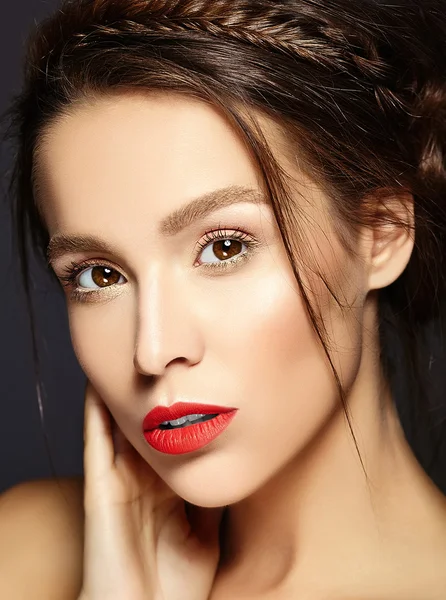 Portrait glamour de belle femme modèle dame avec maquillage frais quotidien avec lèvres rouges et visage propre et coiffure romantique ondulée sur fond brun — Photo