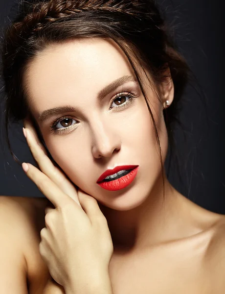 Glamour retrato de mujer hermosa modelo dama con maquillaje diario fresco con labios rojos y cara limpia y peinado ondulado romántico sobre fondo marrón — Foto de Stock