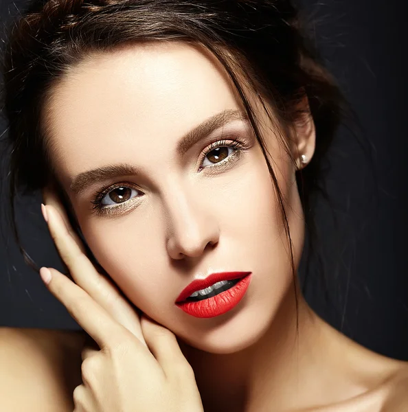 Glamour retrato de mujer hermosa modelo dama con maquillaje diario fresco con labios rojos y cara limpia y peinado ondulado romántico sobre fondo marrón —  Fotos de Stock