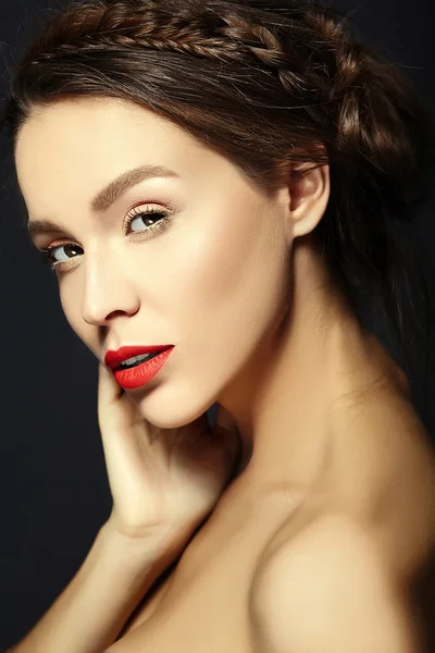 Retrato glamour de mulher bonita modelo senhora com maquiagem diária fresca com lábios vermelhos e rosto limpo e penteado ondulado romântico no fundo marrom — Fotografia de Stock
